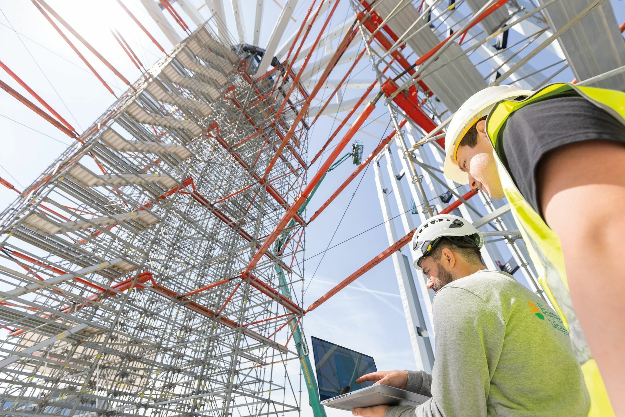 Ein Trag- und Montagegerüst mit 32 Metern Höhe unterstützte im Sommer 2025 bei der Errichtung der vorgefertigten Holzkonstruktion im künftigen Panorama Konstanz.