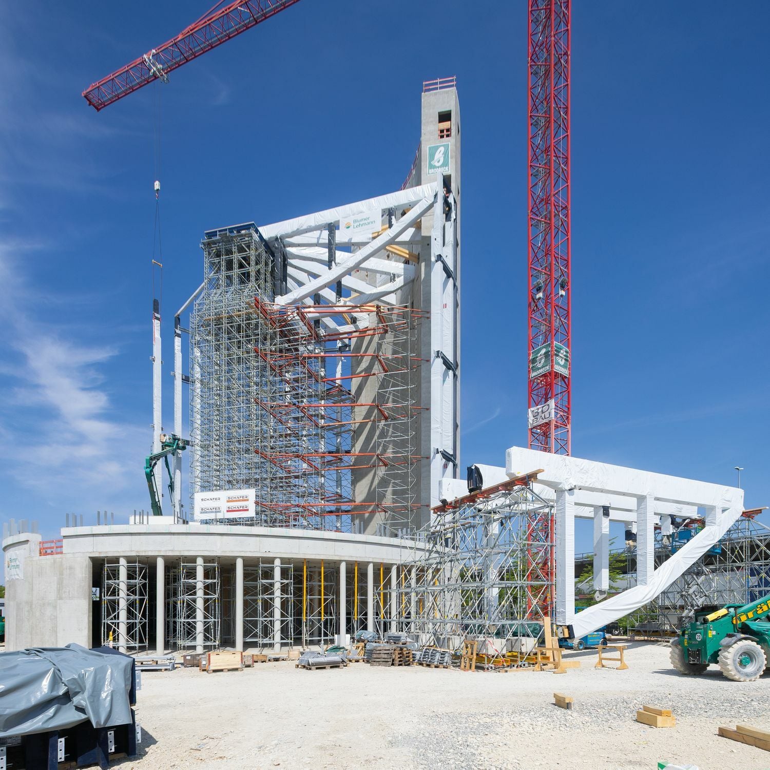 Die Gerüstkonstruktion von Peri half bei der Vor- und Endmontage der radial angeordneten Holzfachwerkträger in über 40 Metern Höhe. 