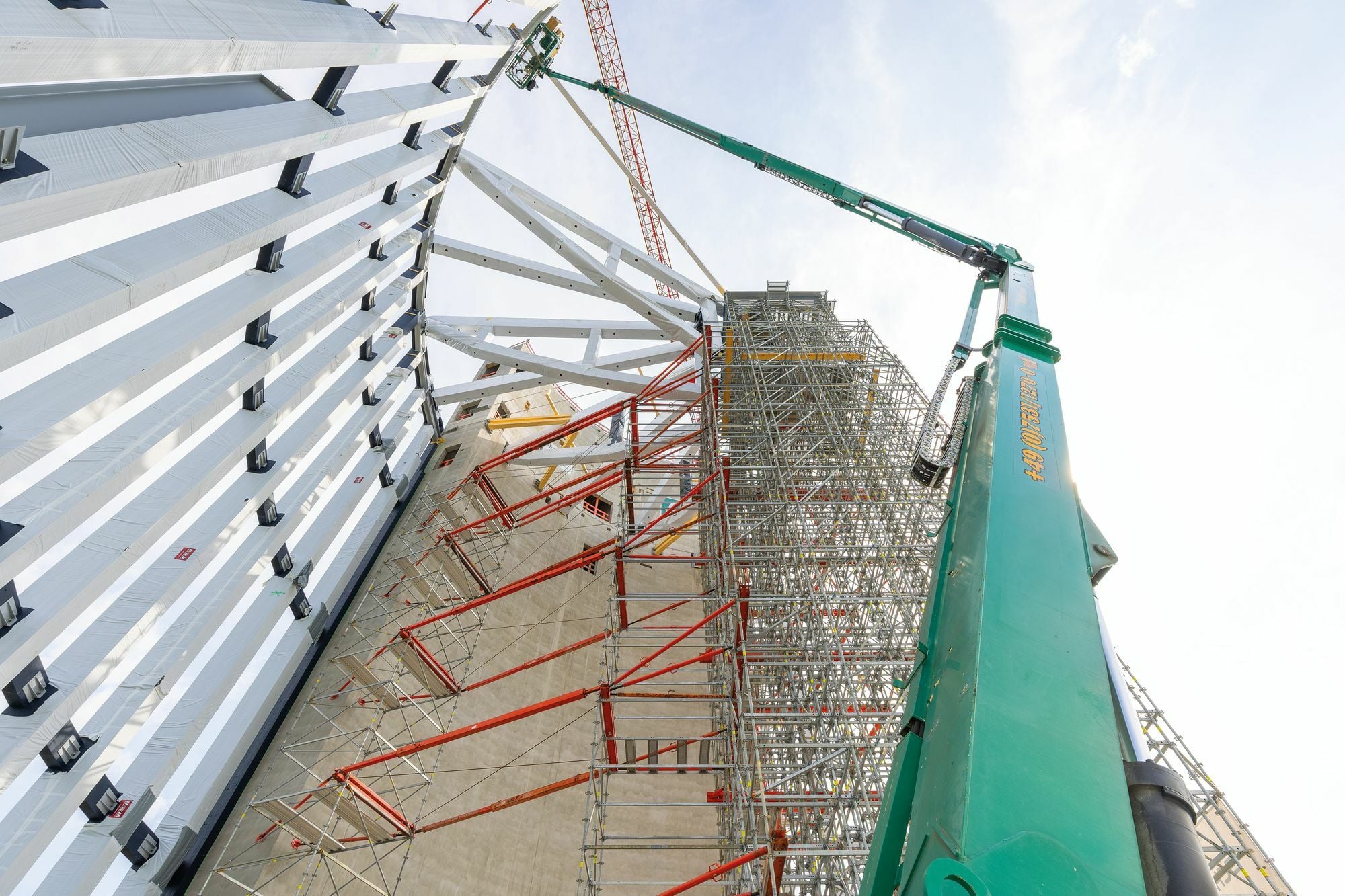 Der temporäre Lastabtrag der Holzträger stellte aufgrund der großen Höhe, hoher Windlasten und beengten Raums eine große Herausforderung dar.