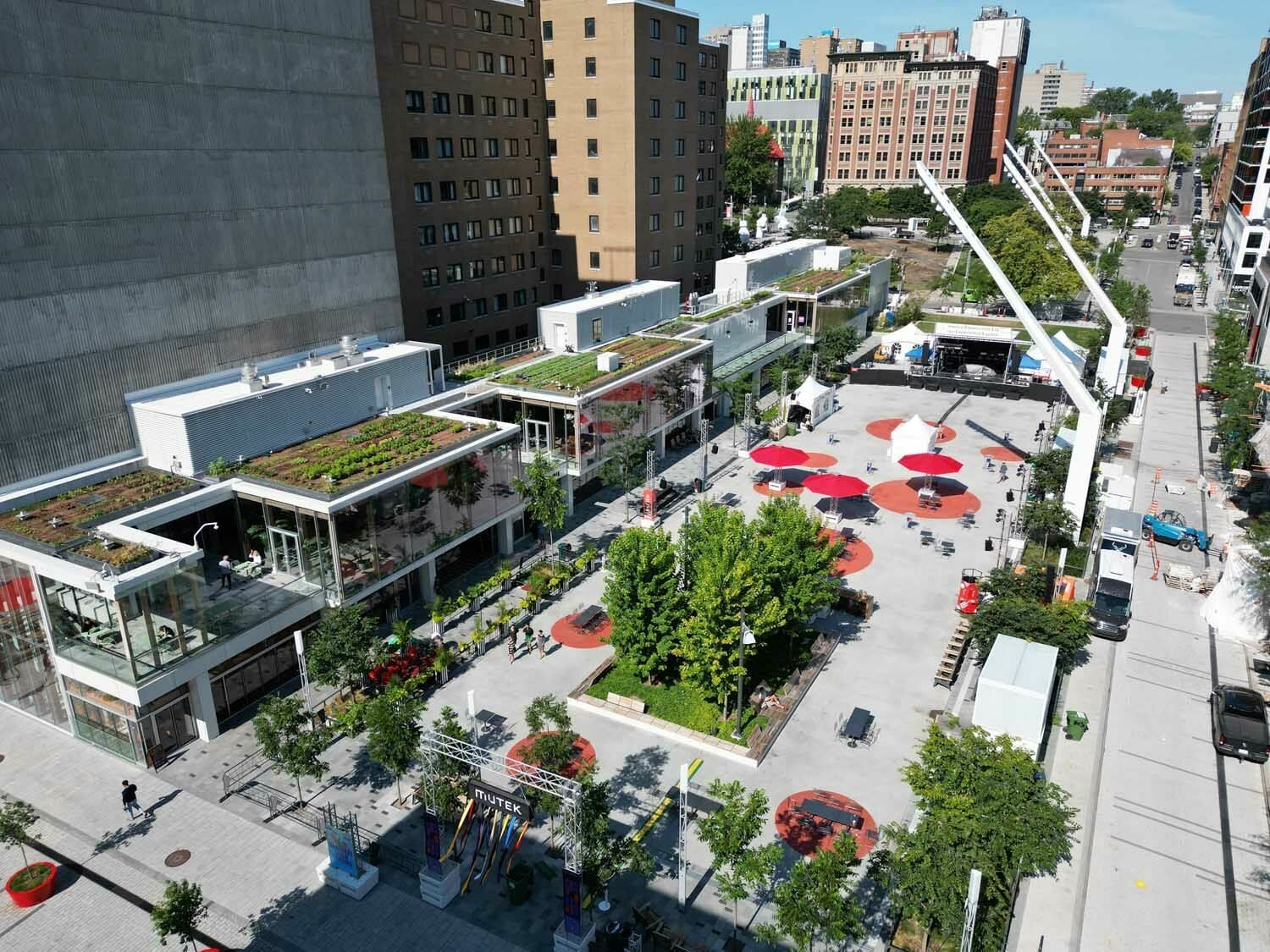In Montréal hat das Planungsbüro Les architectes FABG mit der Esplanade Tranquille ein ganzjährig nutzbares Stück Stadtlandschaft geschaffen.