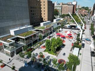 In Montréal hat das Planungsbüro Les architectes FABG mit der Esplanade Tranquille ein ganzjährig nutzbares Stück Stadtlandschaft geschaffen.