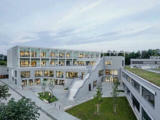 Der Campus in Degerloch erhielt einen Erweiterungsbau nach Plänen von a+r Architekten, der im Norden und Süden von Bestandsbauten flankiert wird.