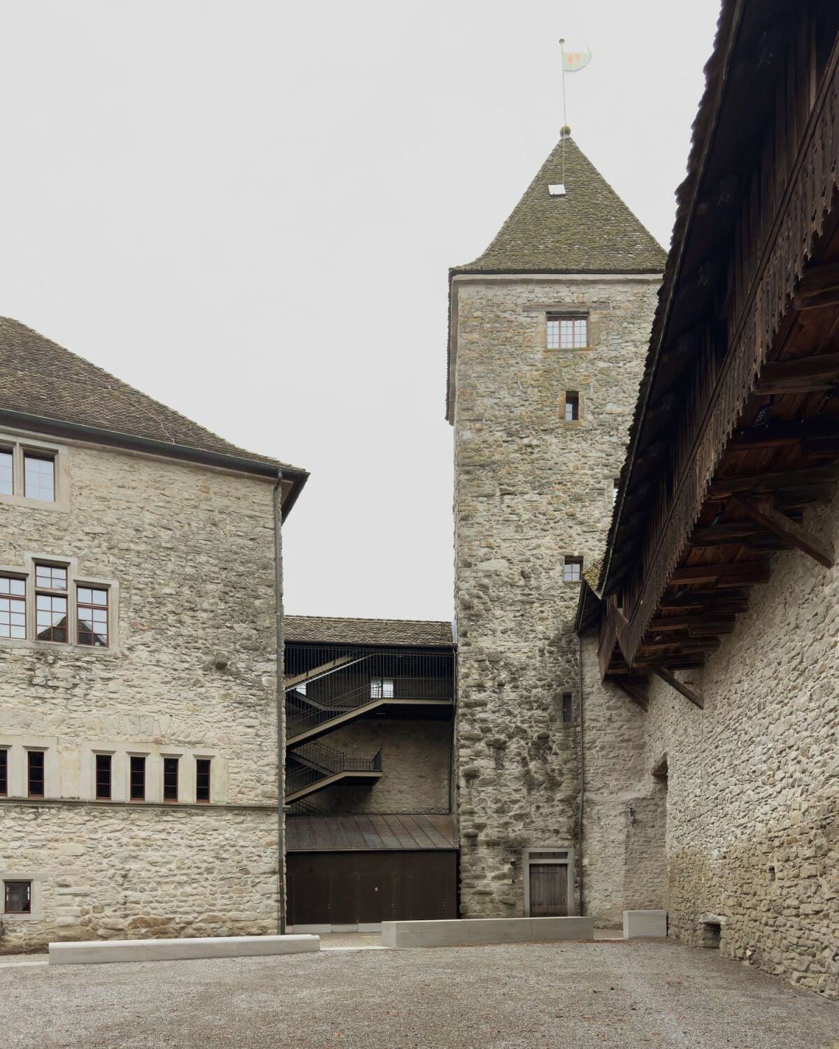 Zum Innenhof sichtbar sind behutsame Ergänzungen aus Holz sowie eine Stahltreppe westlich des Schlosstraktes. Ebenso wurden die Anlieferung und das Untergeschoss neu organisiert.