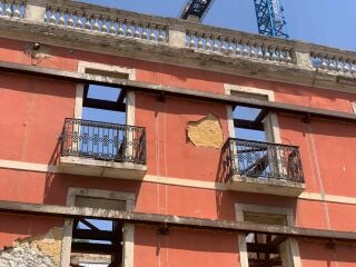 Bauzeitlich bedeutet wörtlich die Zeit der Entstehung eines Bauwerks. Im Bild: Originale historische Fensterlaibungen bei einer Entkernung eines Stadthauses in Lissabon
