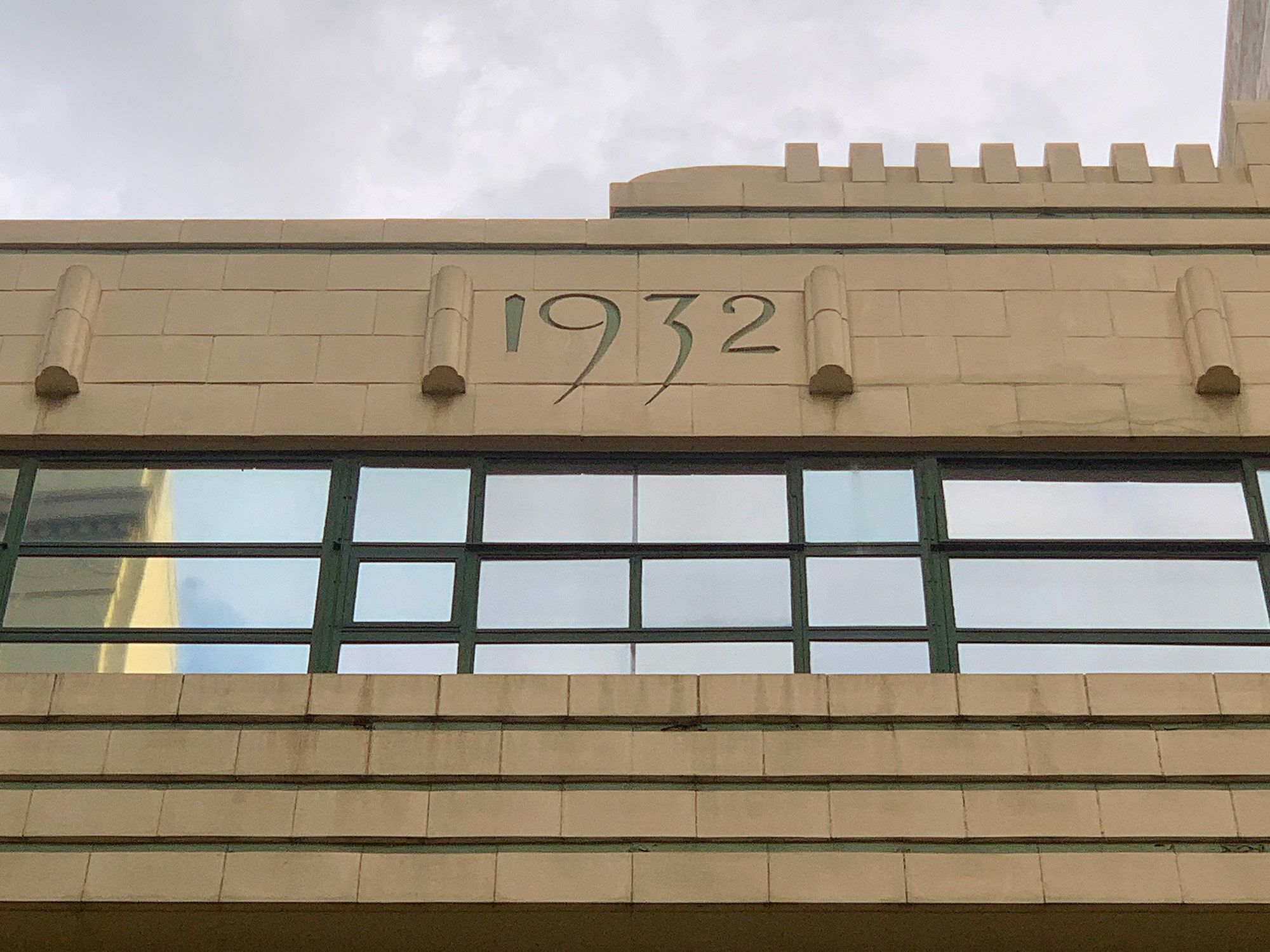 Diese Zeitspanne umfasst den ursprünglichen Entwurf und dessen Umsetzung mit Aspekten wie Zeitgeschichte, historischem Kontext und daraus folgend der Originalität. Im Bild: Art-Deco-Elemente als Fassadenschmuck in Melbourne