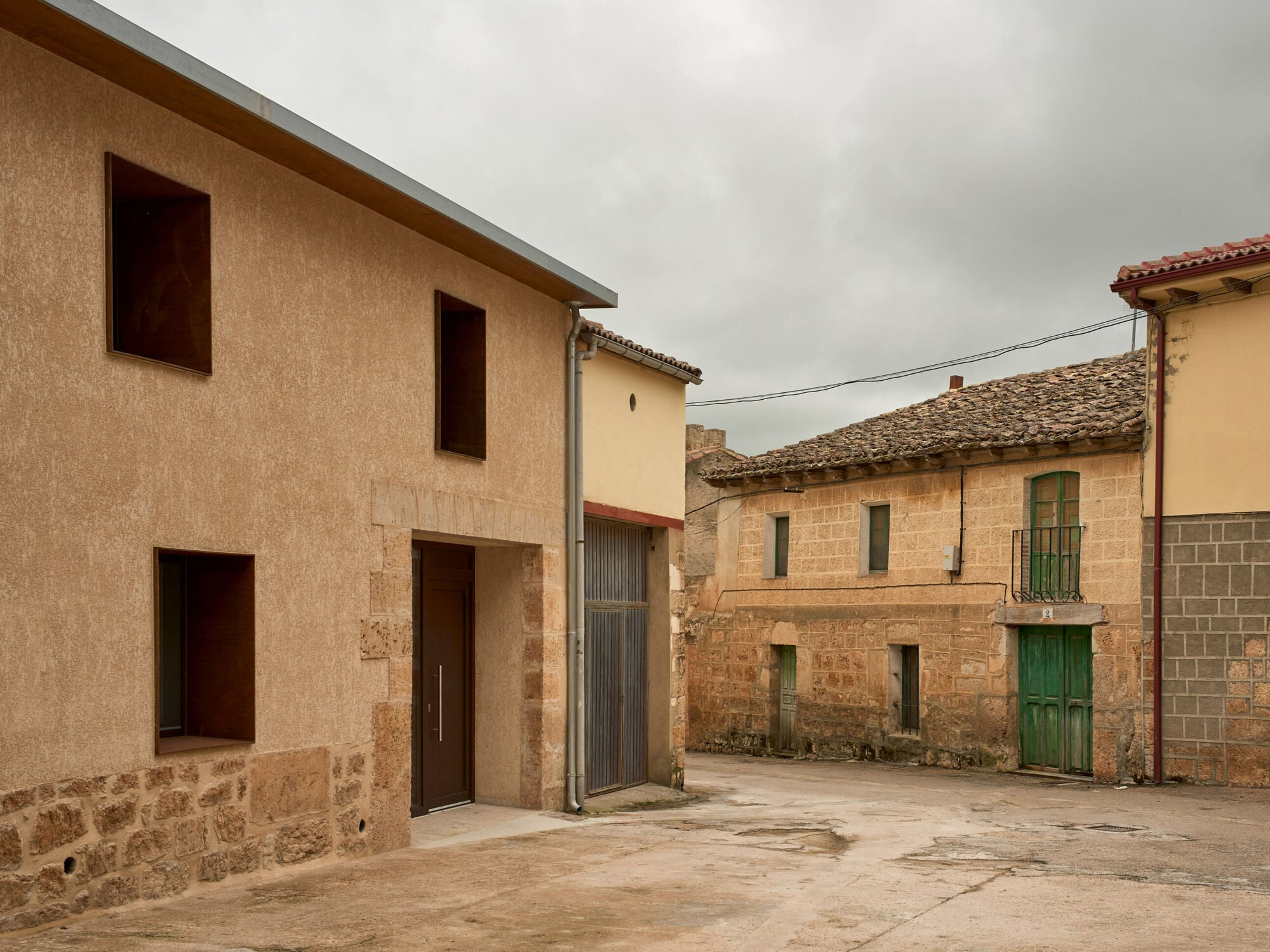 Einen ehemaligen Schweinestall im Dorf Sasamón bei Burgos funktionierten MADE.V arquitectos zu einem Wohnhaus um.