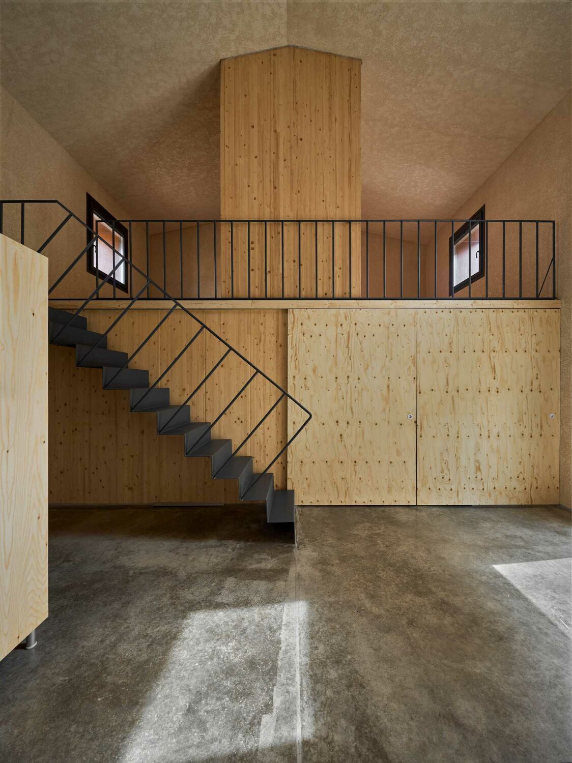 Im Gebäudeinnern entstand hier eine raffinierte Haus-im-Haus-Konstruktion aus Holz.