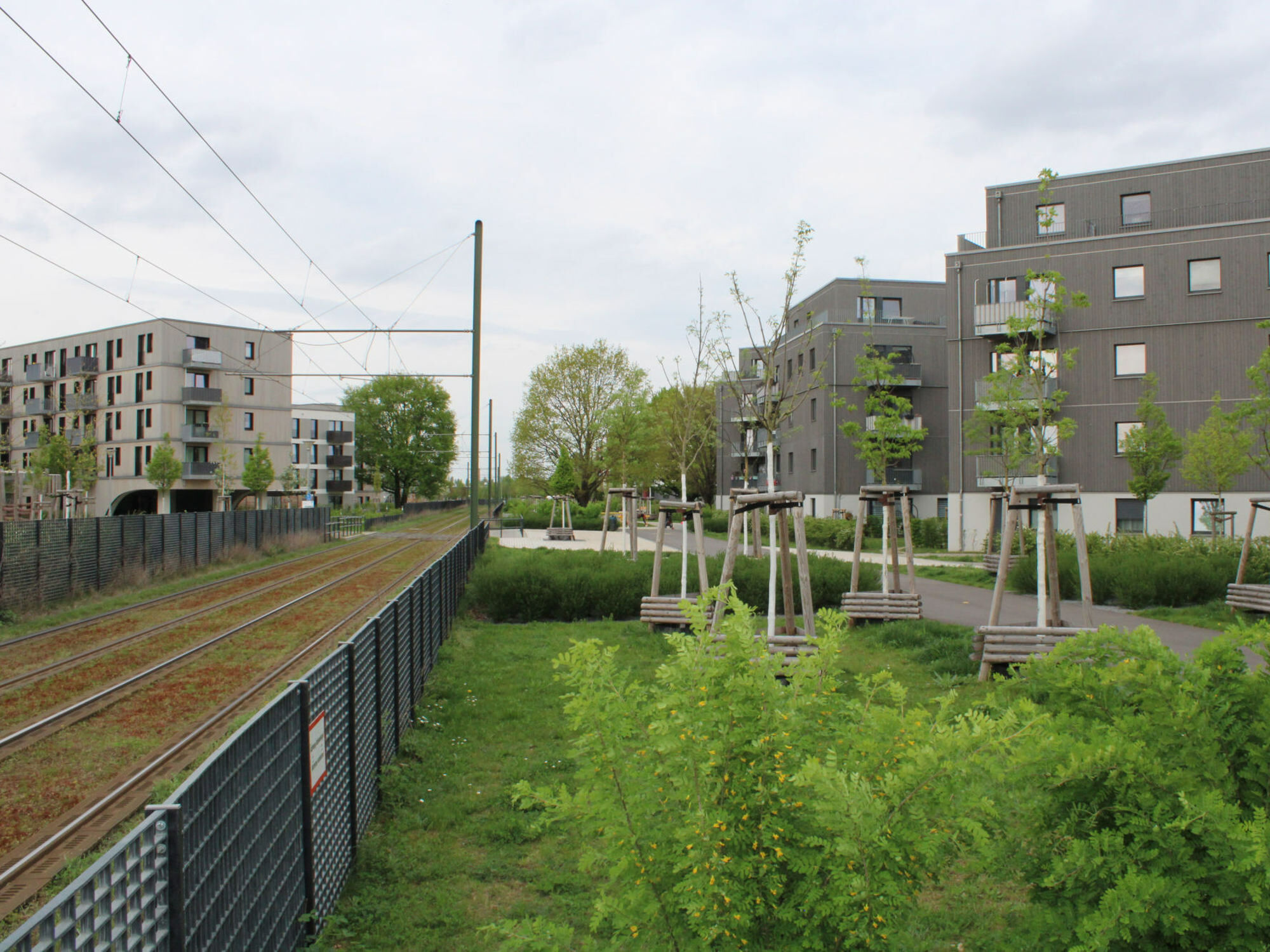 Eine Abweichung kann aufgrund besonderer Grundstücksverhältnisse zulässig sein.