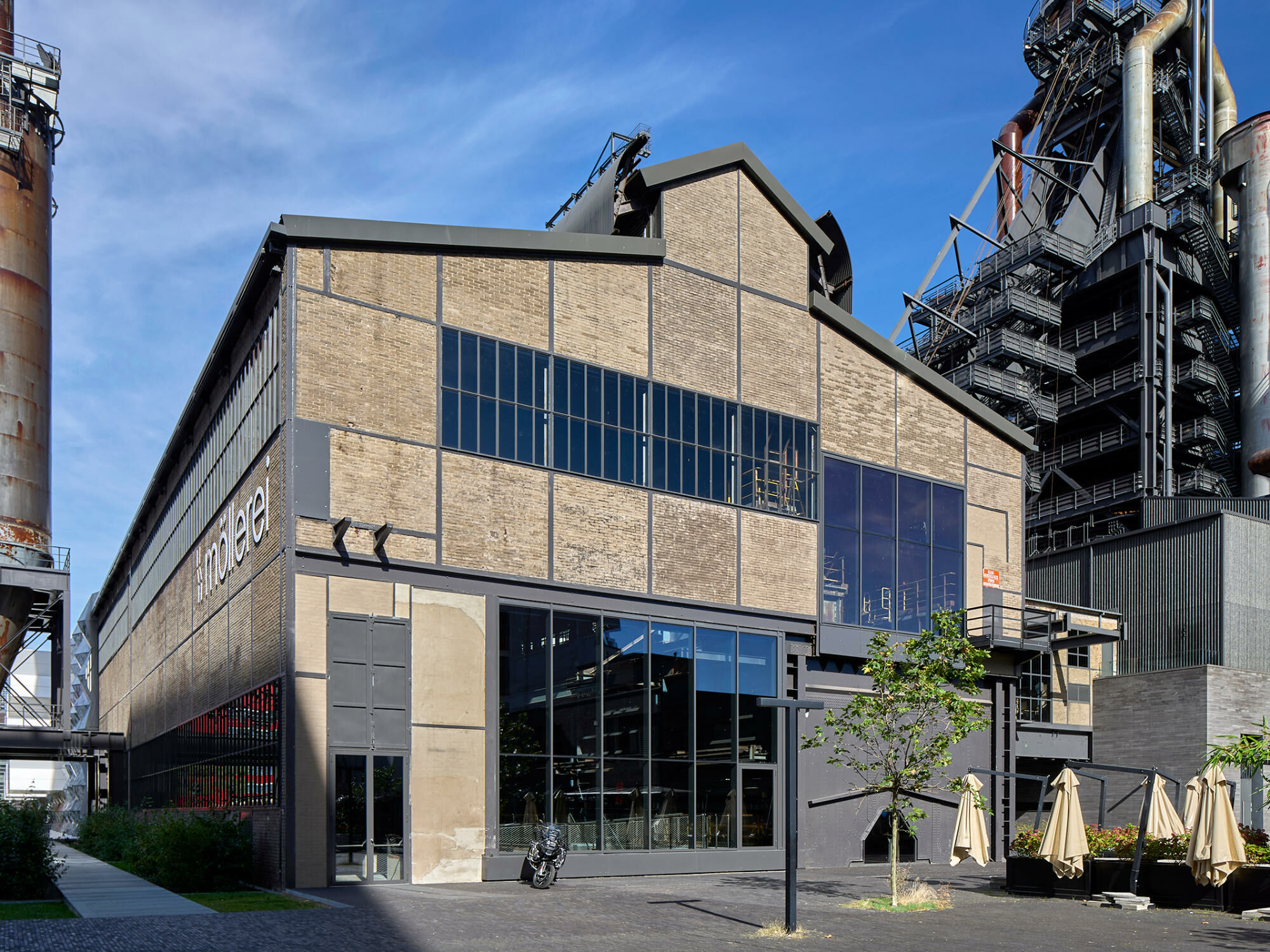 Bei der grundlegenden Erneuerung der „Möllerei“ in Esch-sur-Alzette bewahren Industrieverglasungen mit Stahlprofilen das authentische Erscheinungsbild.