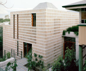 Im australsichen Brisbane hat Peter Besley das Wohnhaus „Birdwood“ entworfen, mit einem Brise Soleil aus recycelten Ziegeln.