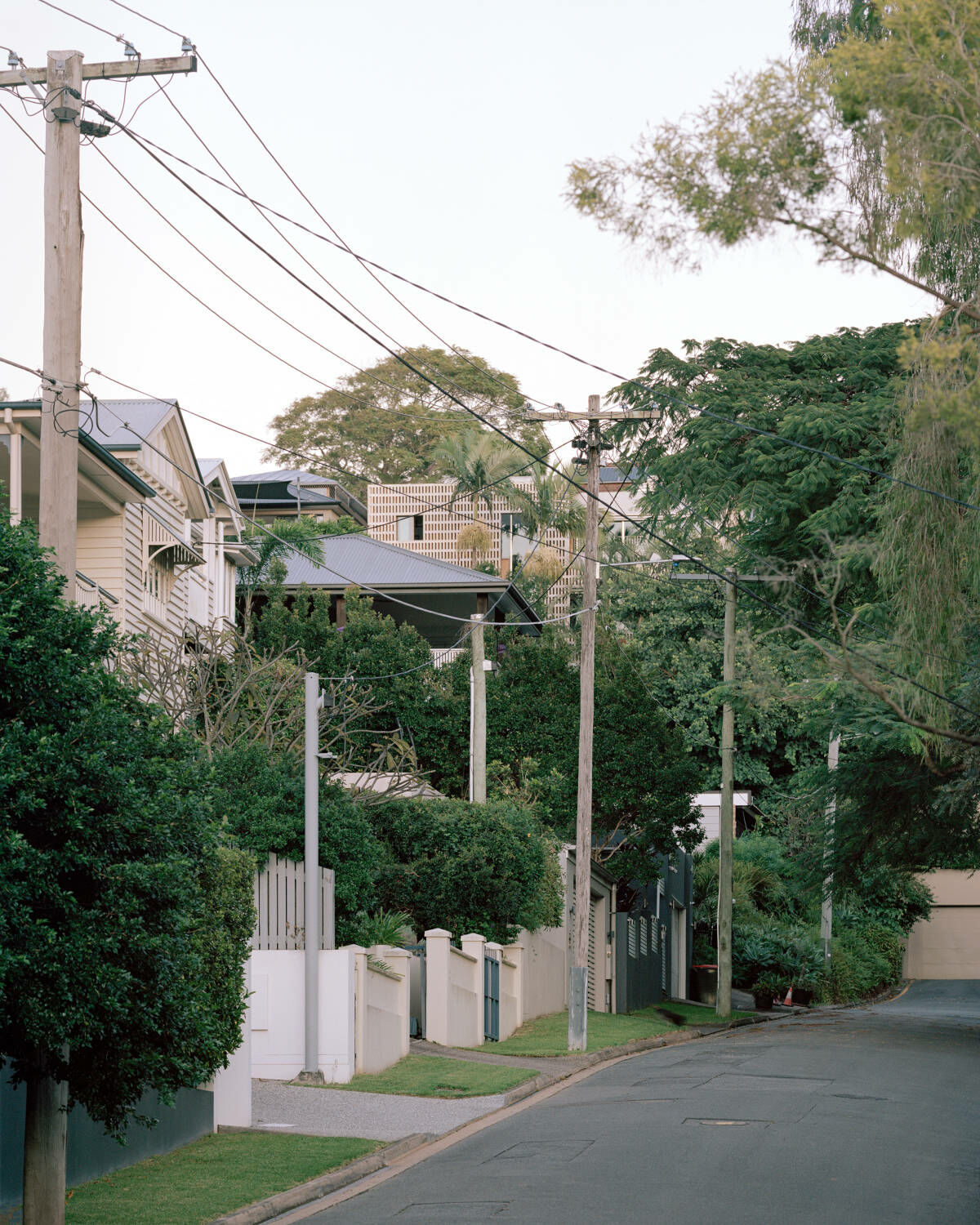 Das Gebäude sitzt am Hang im Stadtgebiet von Brisbane.