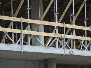 Ein wichtiger Aspekt des Arbeitsschutzes auf Baustellen ist die Sicherung von Absturzkanten und Bodenöffnungen.