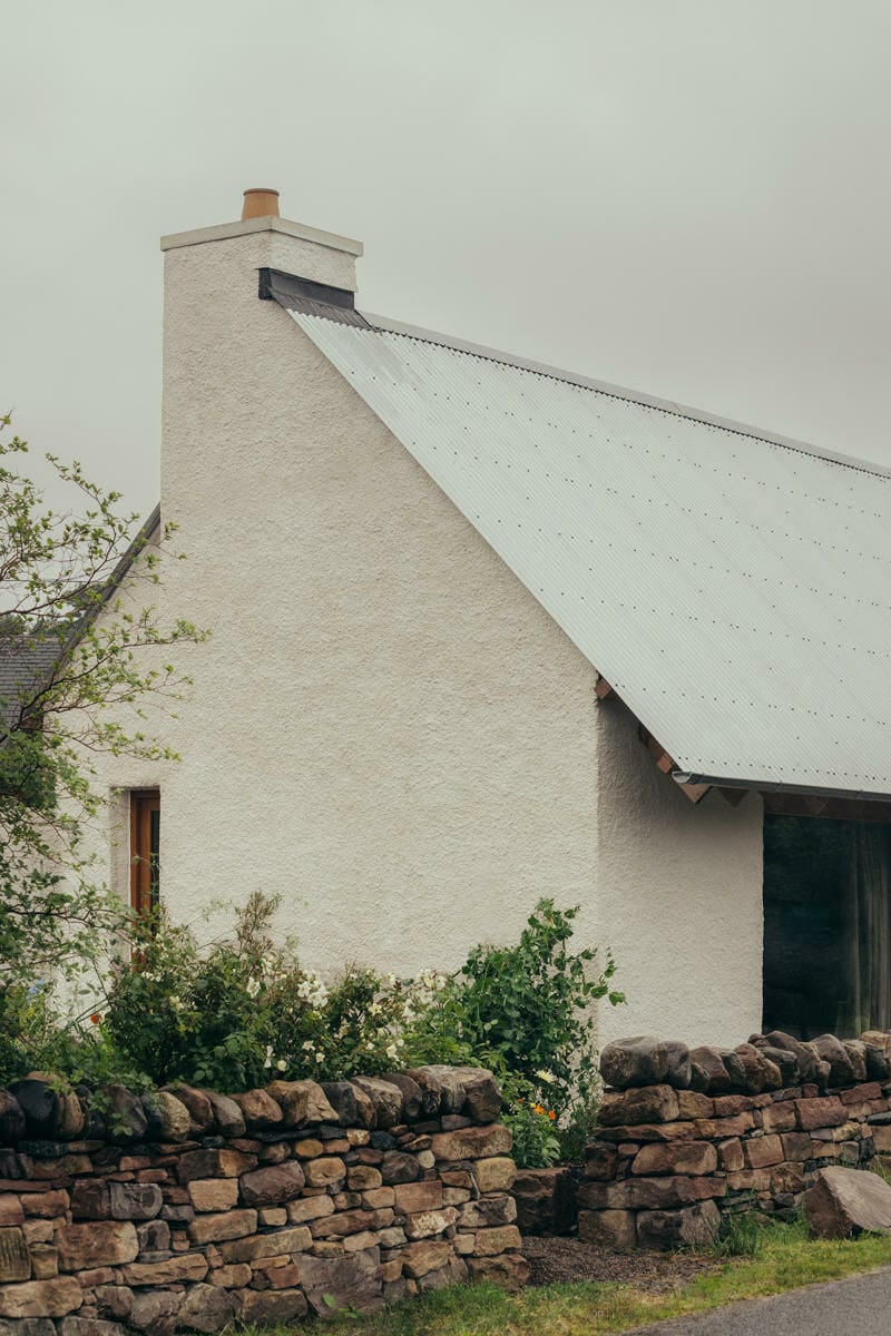 Die Fassaden wurden mit Kalkharling versehen, einem traditionellen groben, mineralischen Putz, der die Außenwände vor Regen schützt.