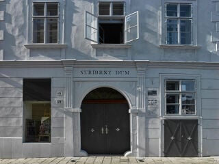 Im tschechischen Jihlava revitalisierte das Brünner Planungsbüro Atelier Štepán das Silberne Haus – ein Bauwerk, dessen Ursprünge bis in das 13. Jahrhundert zurückreichen und das heute unter Denkmalschutz steht.
