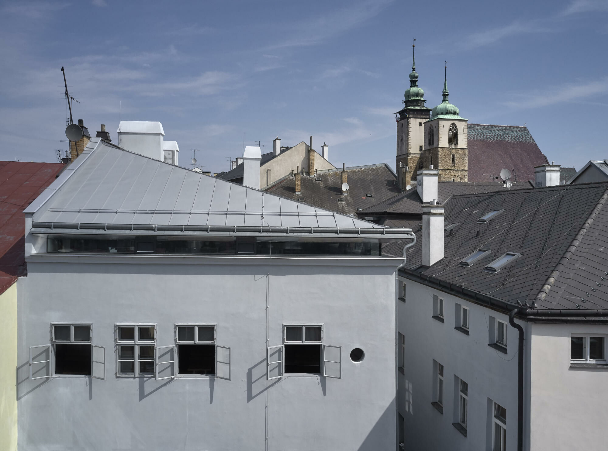 Der neue Entwurf sah neben der behutsamen Sanierung eine vollständig erneuerte Dachkonstruktion vor, ergänzt durch einen horizontalen Oberlichtschlitz knapp über dem Gesims.