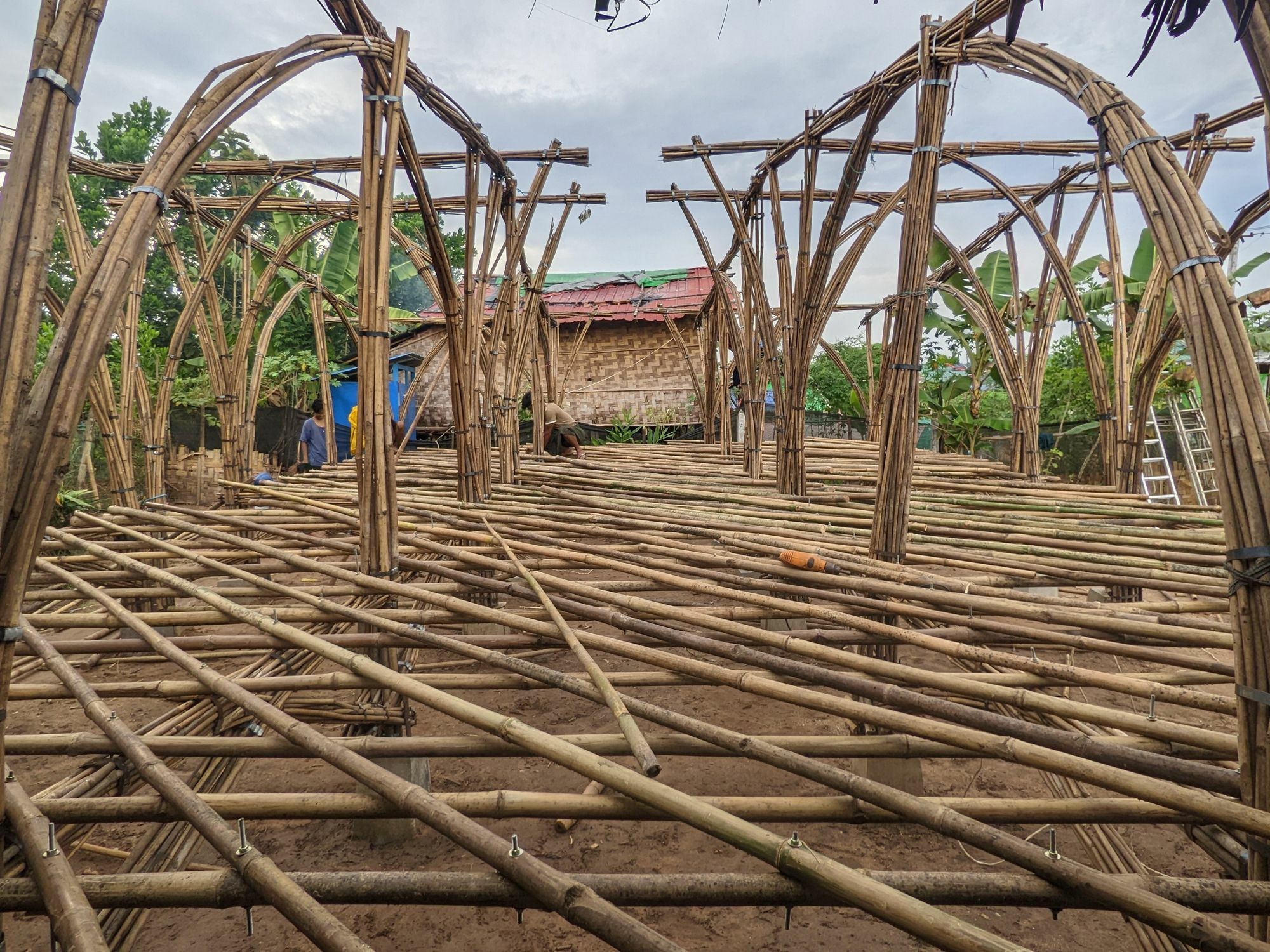Wohneinheiten für Binnenvertriebene in Myanmar/Burma aus dem modularen Bambussystem von Housing Now