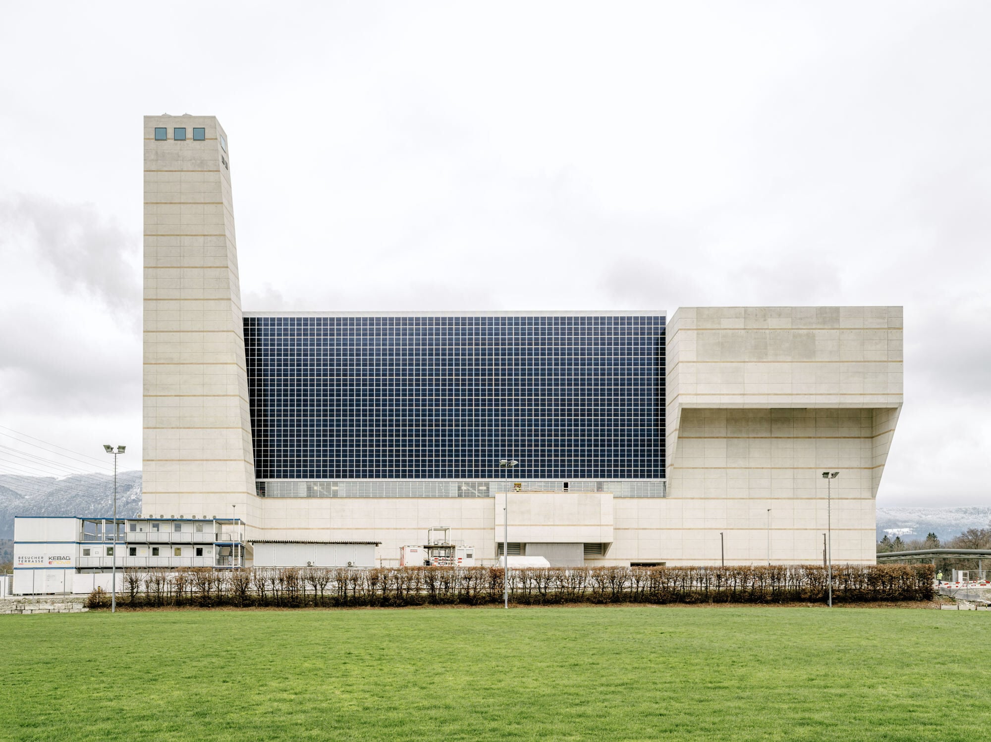 Auf dem Betonrumpf sitzt eine Stahlkonstruktion mit einer 5400 m² umfassenden Photovoltaik-Fassade.