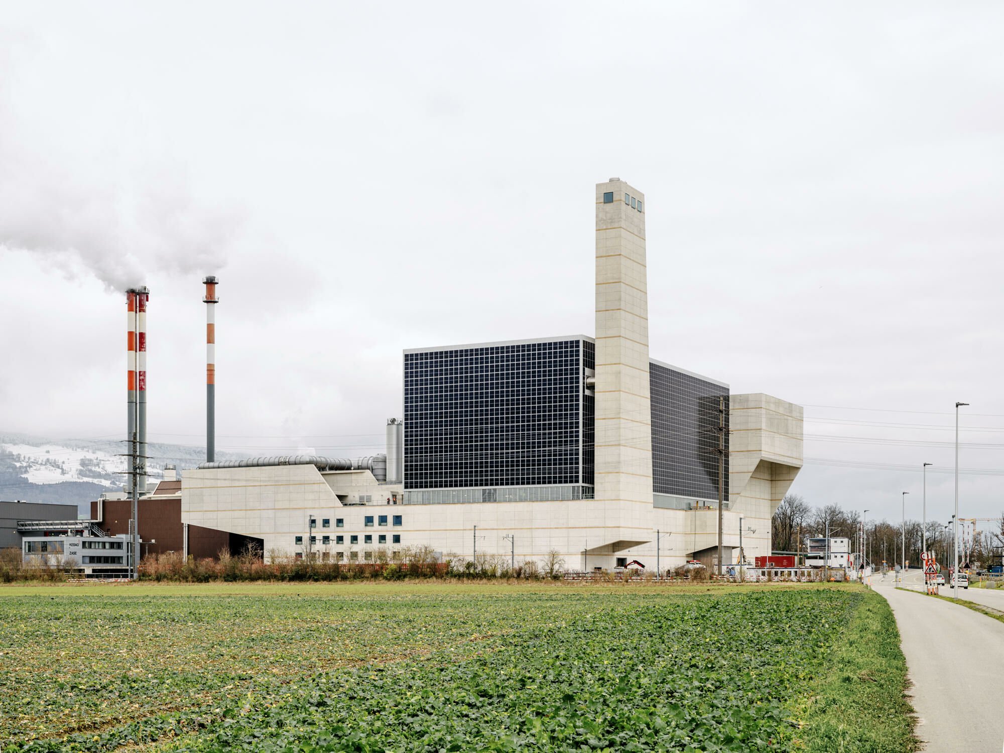 Die neue Kehrichtverbrennungsanlage Emmenspitz in Zuchwil, entworfen von Penzel Valier, ging 2025 in Betrieb.  