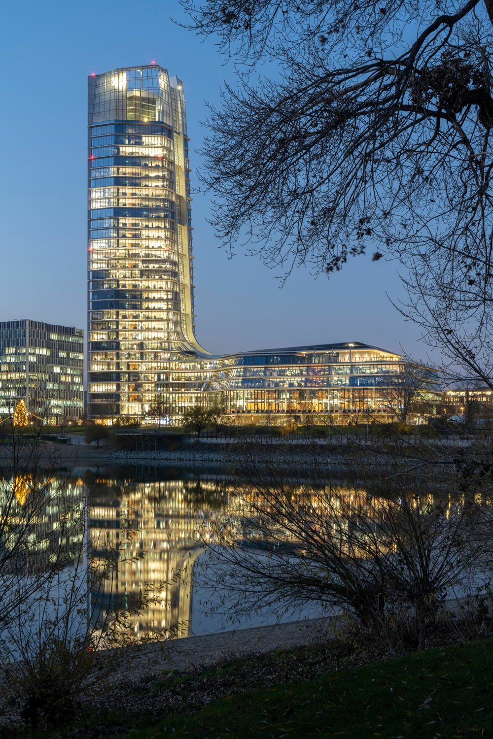 Entworfen wurde der Stahlbeton-Glas-Turm von Foster + Partners in Kooperation mit dem Budapester Finta Studio.