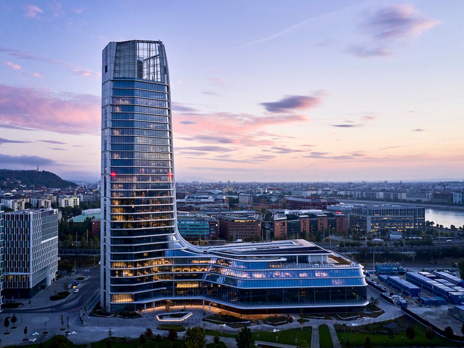 Die MOL Unternehmenszentrale ist seit 2022 mit insgesamt 143 Metern Höhe das höchste Gebäude in Budapest.