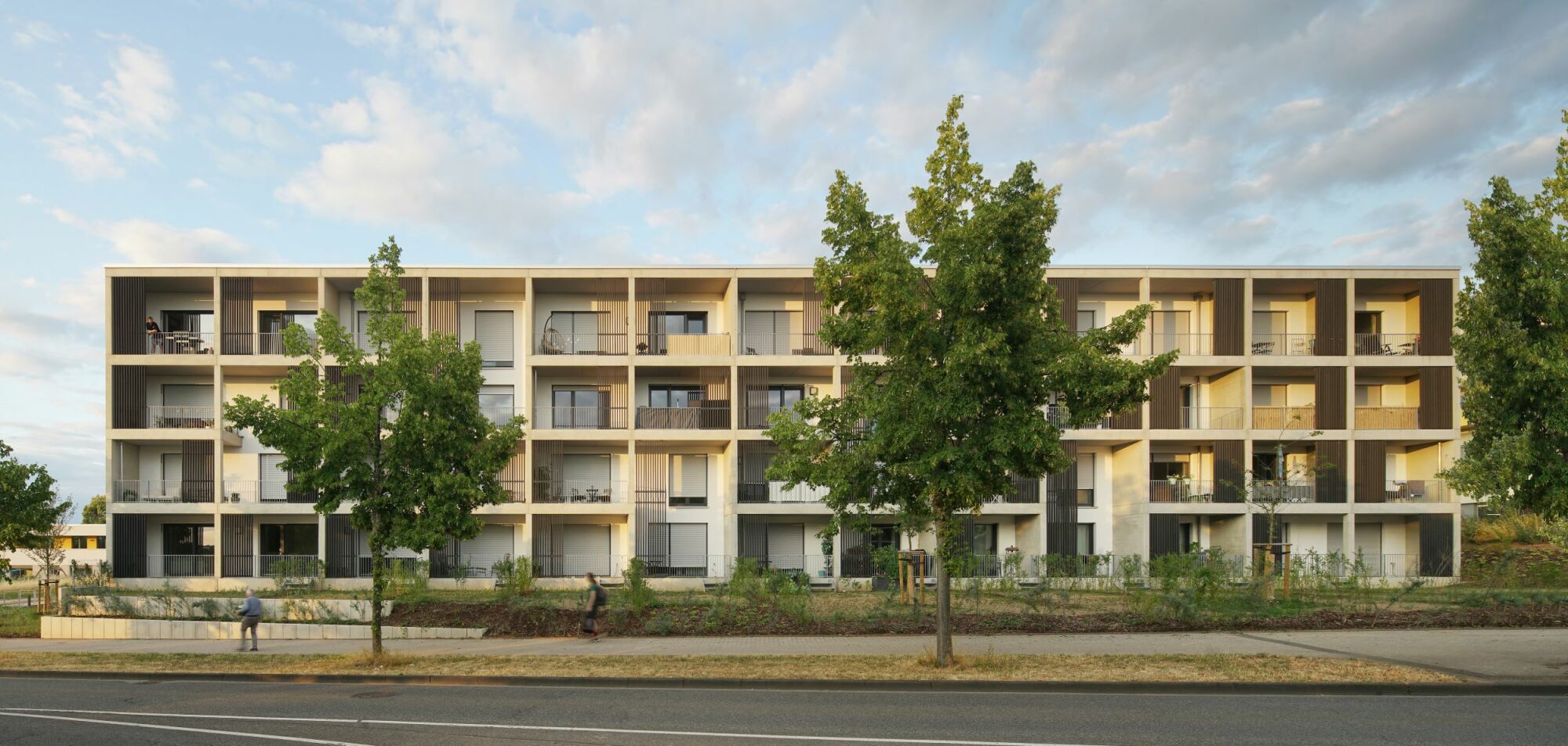 ROSA Wirtz Architektur entwarfen den langgestreckten Baukörper mit einer vorgelagerten Struktur aus Loggien.
