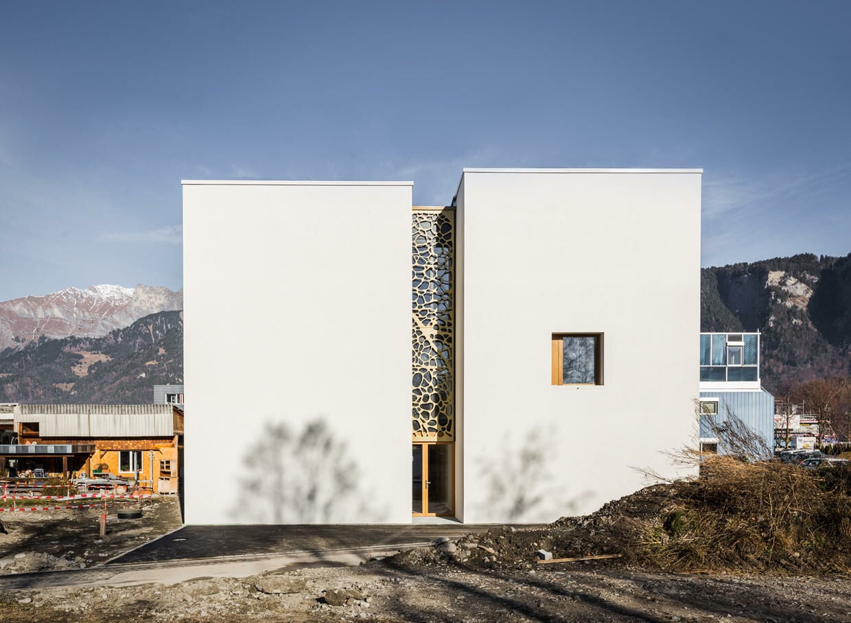 Ritter Schuhmacher Architekten realisierten in Malans das Medical Center Karlihof, dessen perforierte CELLON-Fassade von Bruag als fester Sonnenschutz und prägendes Gestaltungselement dient.