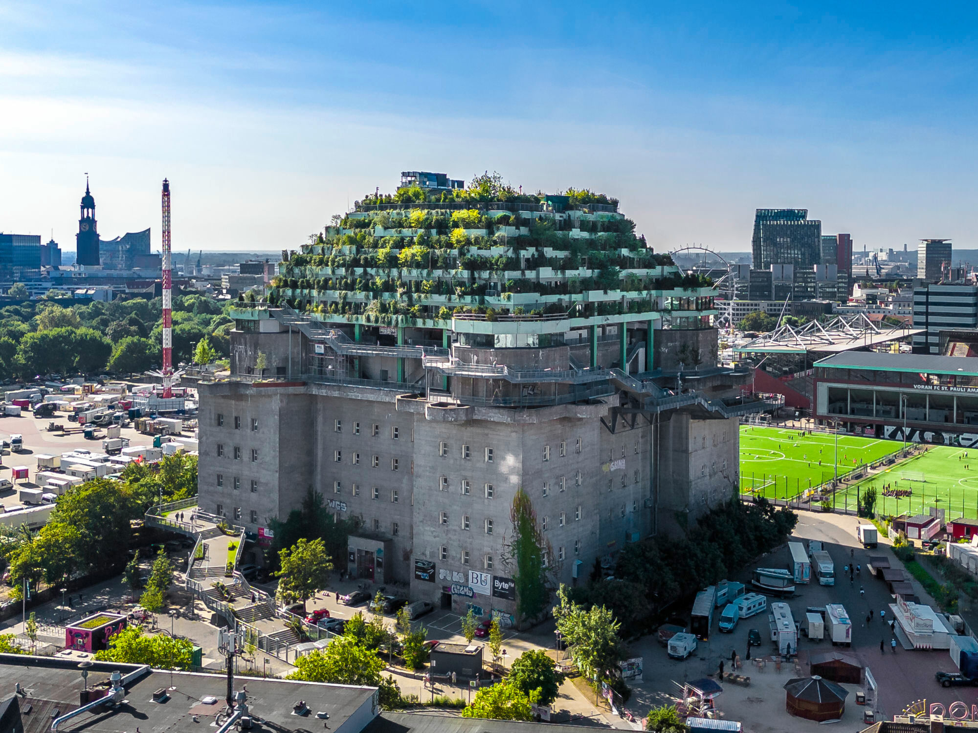 Der Flakbunker St. Pauli prägt seit Jahrzehnten das Hamburger Stadtbild und wurde nun zu einem neuen Wahrzeichen umgestaltet. 