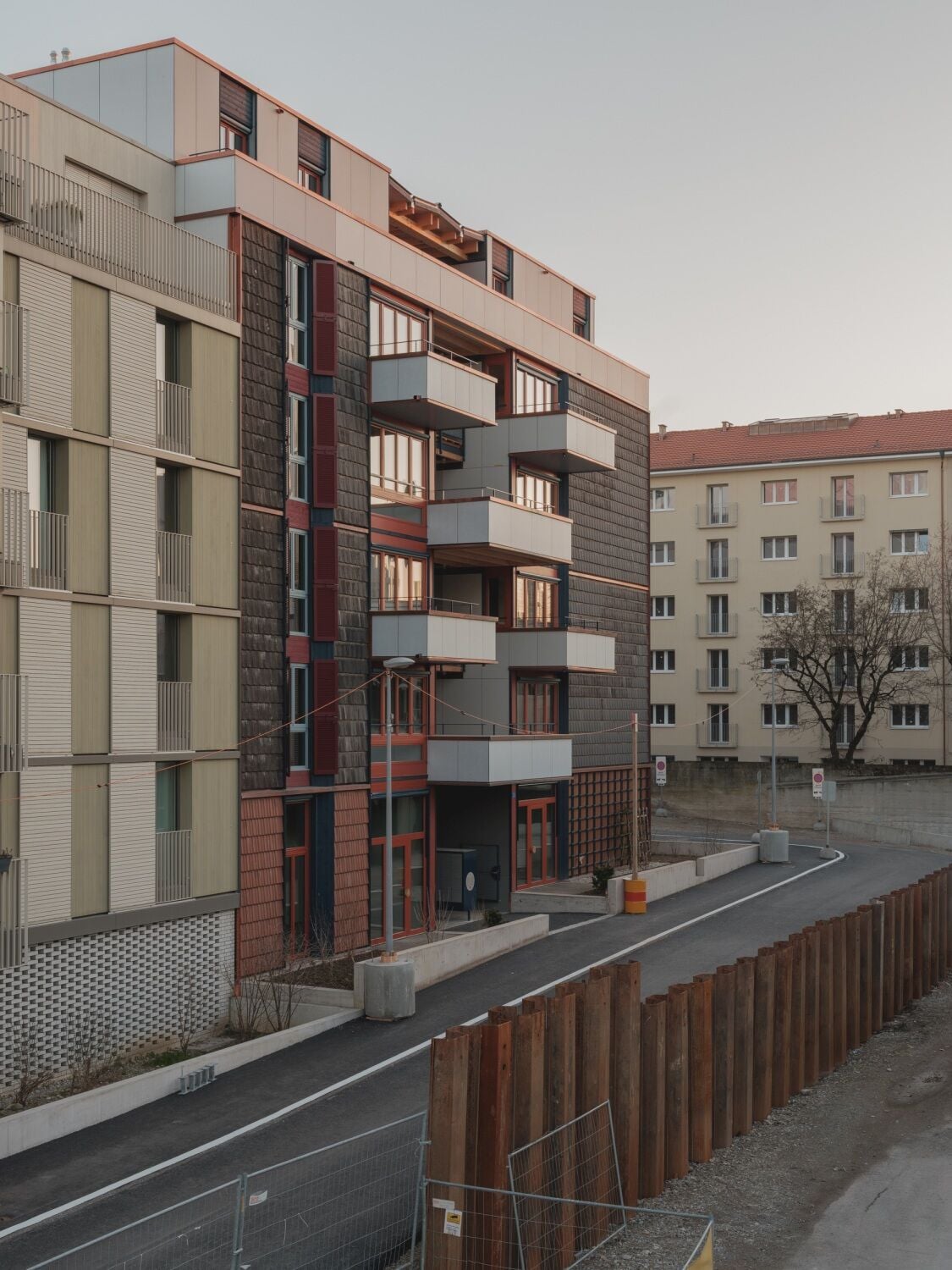 Die Ecke ist unterteilt in einen Langhaus und ein Punkthaus, die ein Durchgang und ein offenes Treppenhaus trennt.