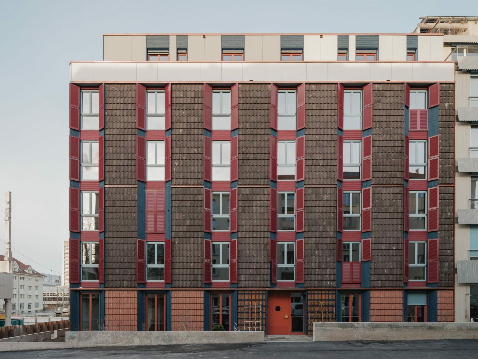 In Basel schließt das Wohnhaus LysP8 eine Blockrandecke. Entworfen hat es hat das Büro Loeliger Strub Architektur aus Zürich.