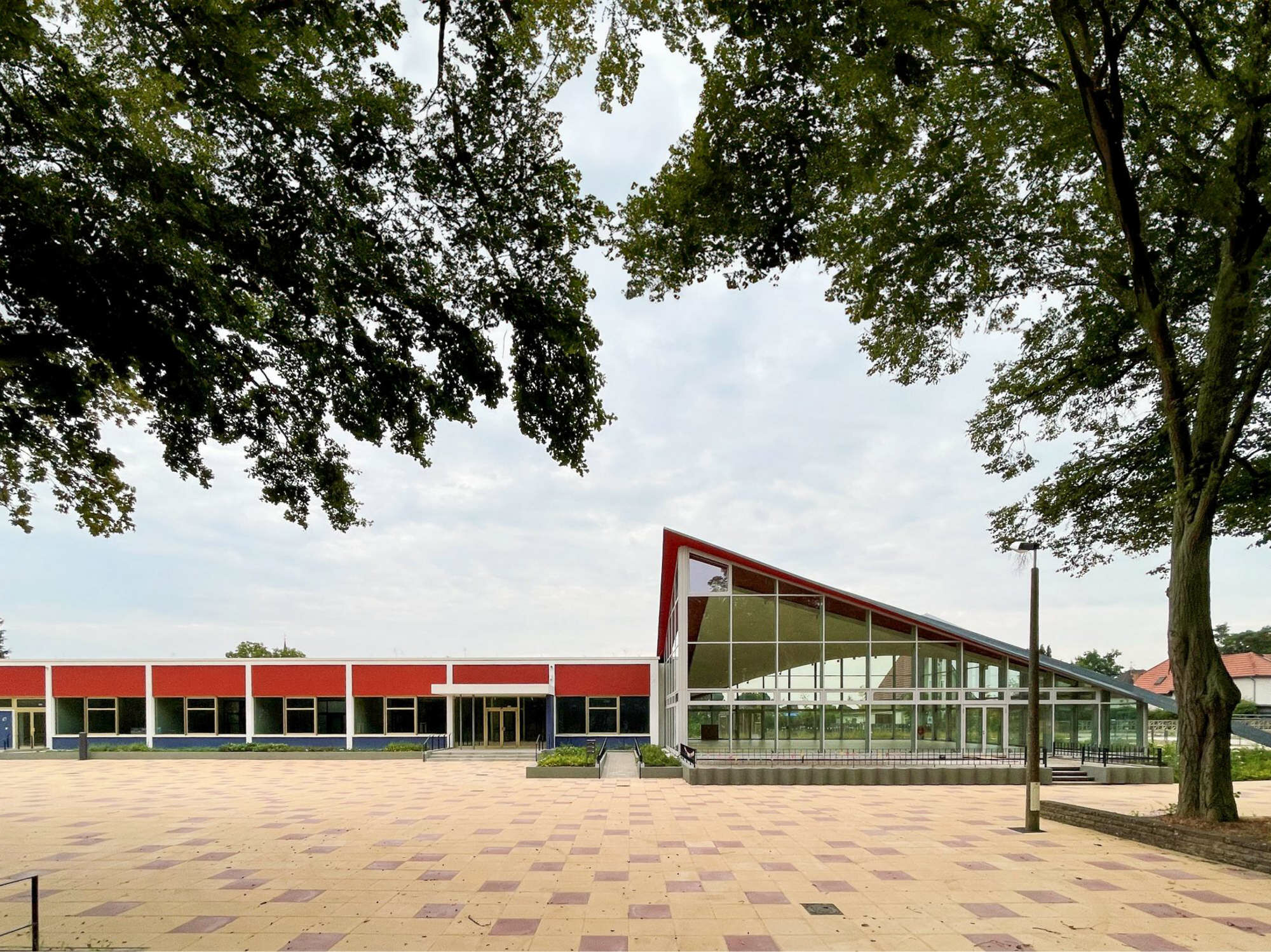 Die Hyparschale in Templin, ursprünglich 1972 fertiggestellt, stand lange leer. Seit der Sanierung durch immer.gut architektur + denkmalpflege steht sie wieder für Veranstaltungen offen, beherbergt aber auch ein Café, Büros und eine Kindertagesstätte.