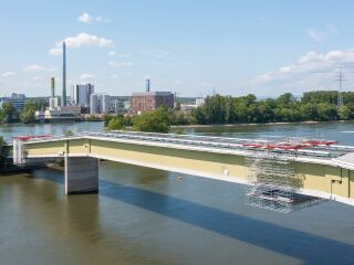 235 Meter misst die heutige Bara-Brücke zwischen einem Klärbetrieb auf der Petersaue und dem rechtsrheinischen Industriepark Wiesbaden. 