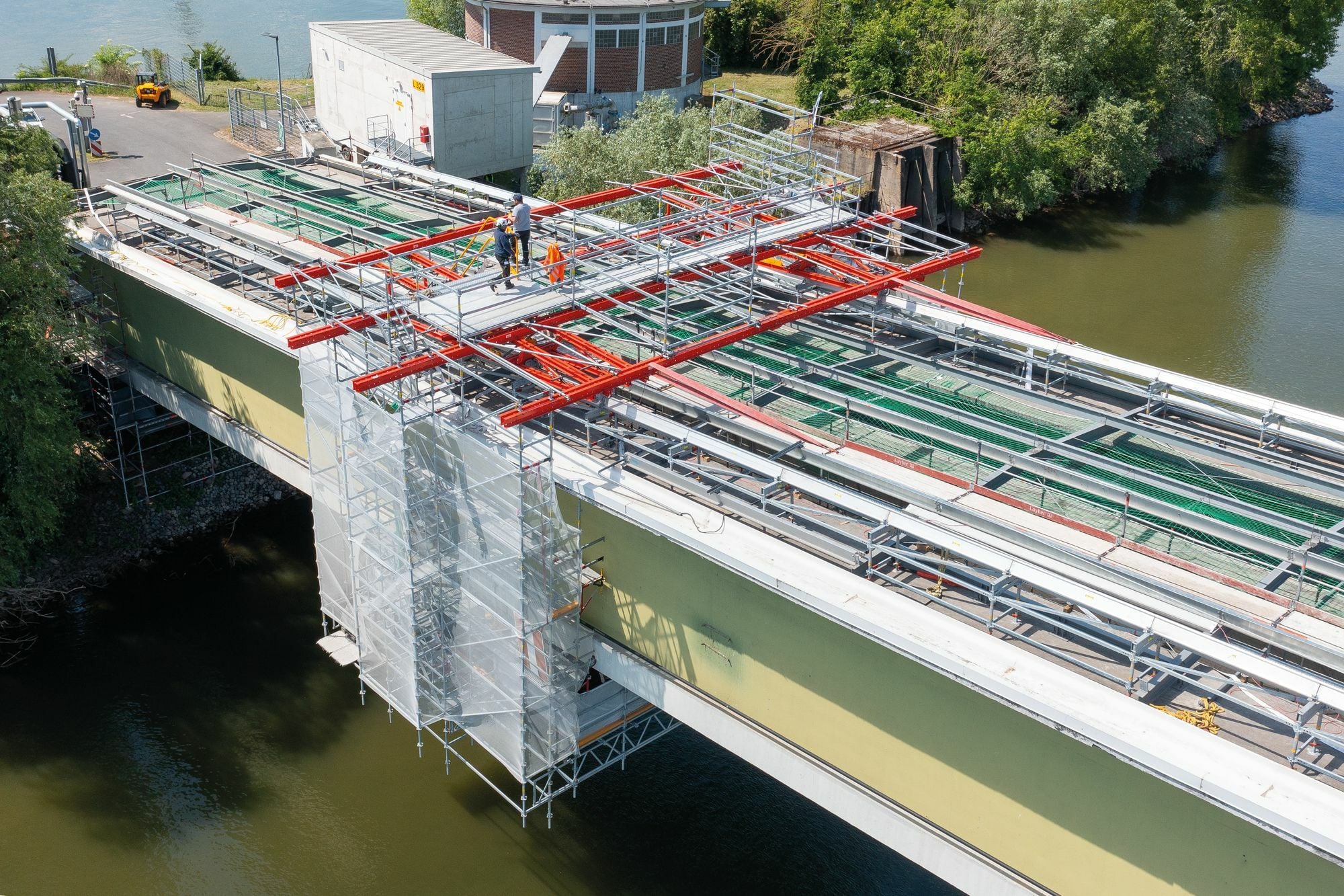 Die 1972 errichtete Trogbrücke in Spannbetonbauweise aus Leichtbeton wird nun nach über 50 Jahren umfassend saniert.