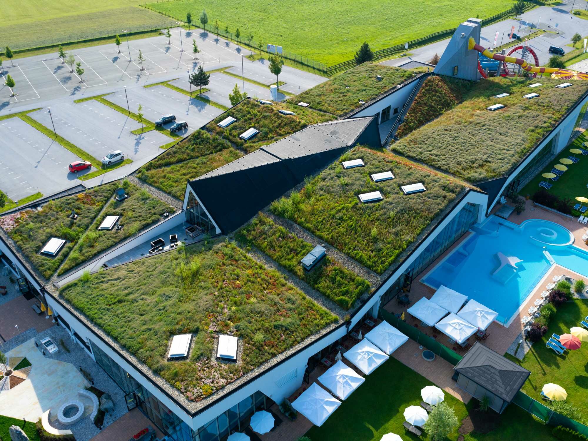 Mit gestalterischer Klarheit, technischer Präzision und ökologischen Vorzügen setzt das Gründach einen Maßstab für nachhaltige Architektur im Alpenraum.