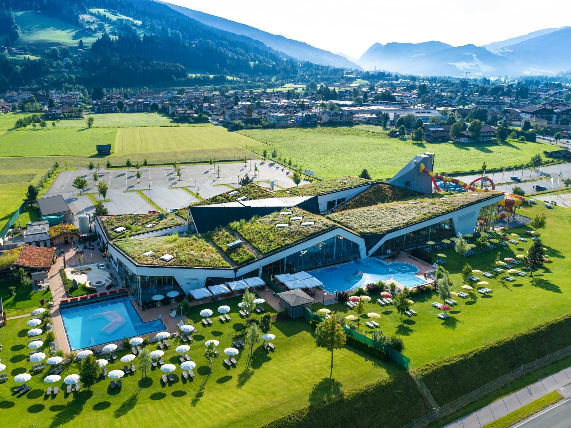 Das Gründach der Therme Amadé in Altenmark im Pongau erhielt die Auszeichnung "Gründach des Jahres 2025" vom Bundesverband GebäudeGrün.