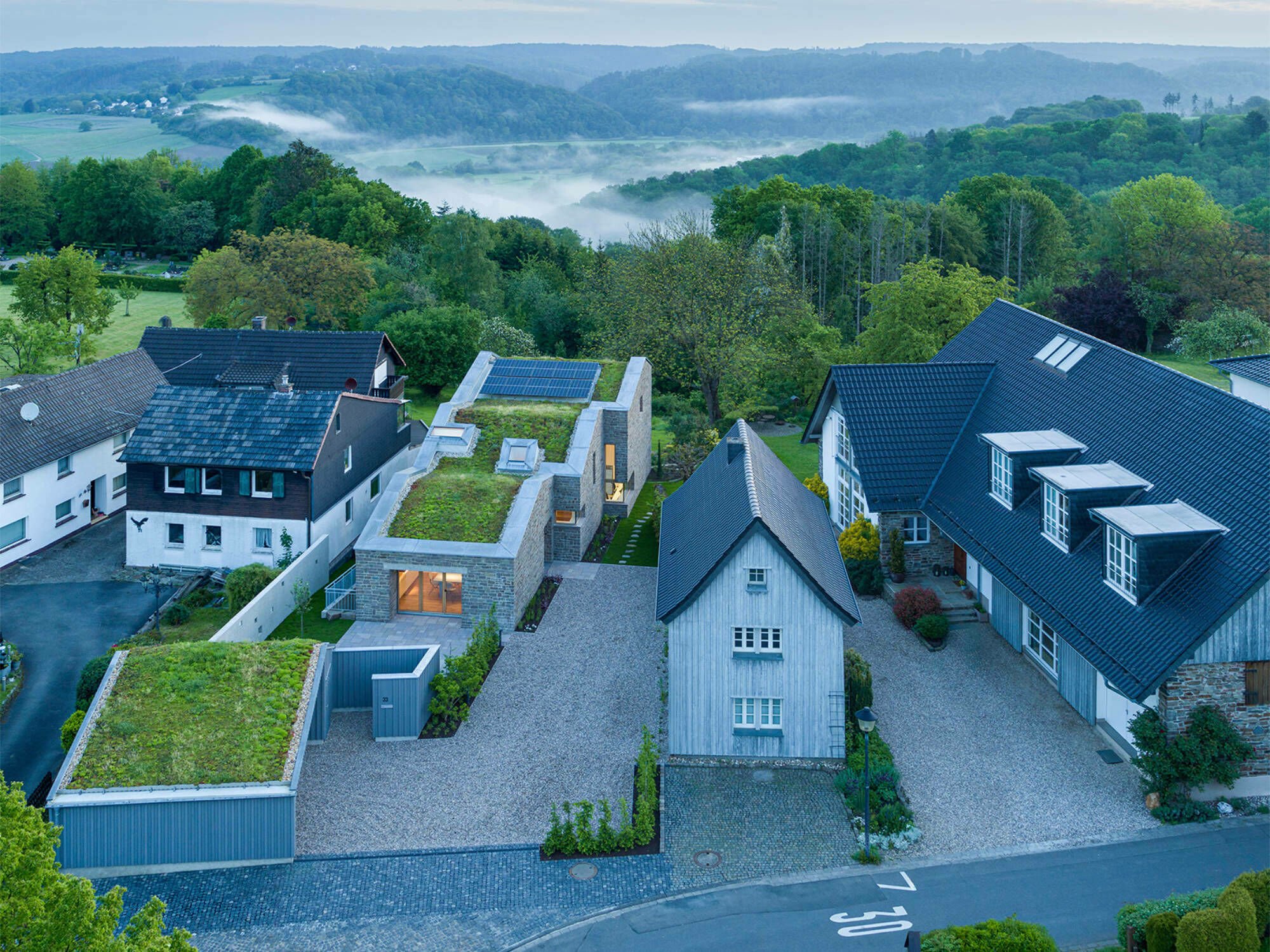 Das Kölner Büro Nebel Pössl Architekten realisierte in Stadt Blankenberg das Atelier für Architekturfotografie von Hans Georg Esch.