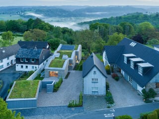Das Kölner Büro Nebel Pössl Architekten realisierte in Stadt Blankenberg das Atelier für Architekturfotografie von Hans Georg Esch.