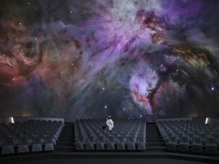 Das Prager Planetarium setzt seit 2025 auf Himmelfeuer aus LED, statt der herkömmlichen Projektionstechnik.
