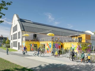 Behnisch Architekten / Actionsportzentrum München / München-Pasing: Der Umbau der ehemaligen Eggenfabrik verbindet industrielle Raumstruktur mit sportlicher Offenheit und farblicher Klarheit. Die Gaffiti-Arbeiten stammen von den lokalen Künstler*innen Miriam Ganser und Rafael Gerlach (SATONE).