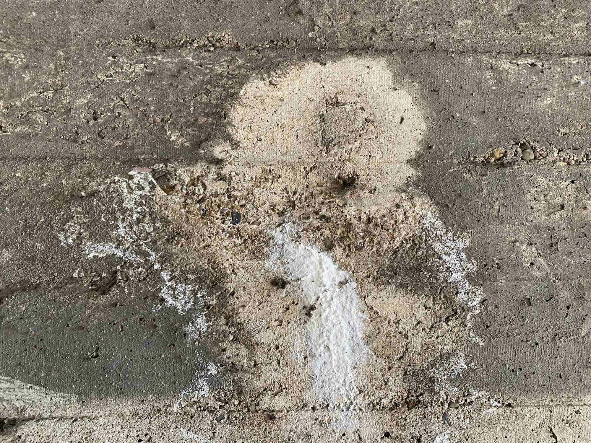 Ausblühungen und Aussinterung an einer reparierten Betonoberfläche