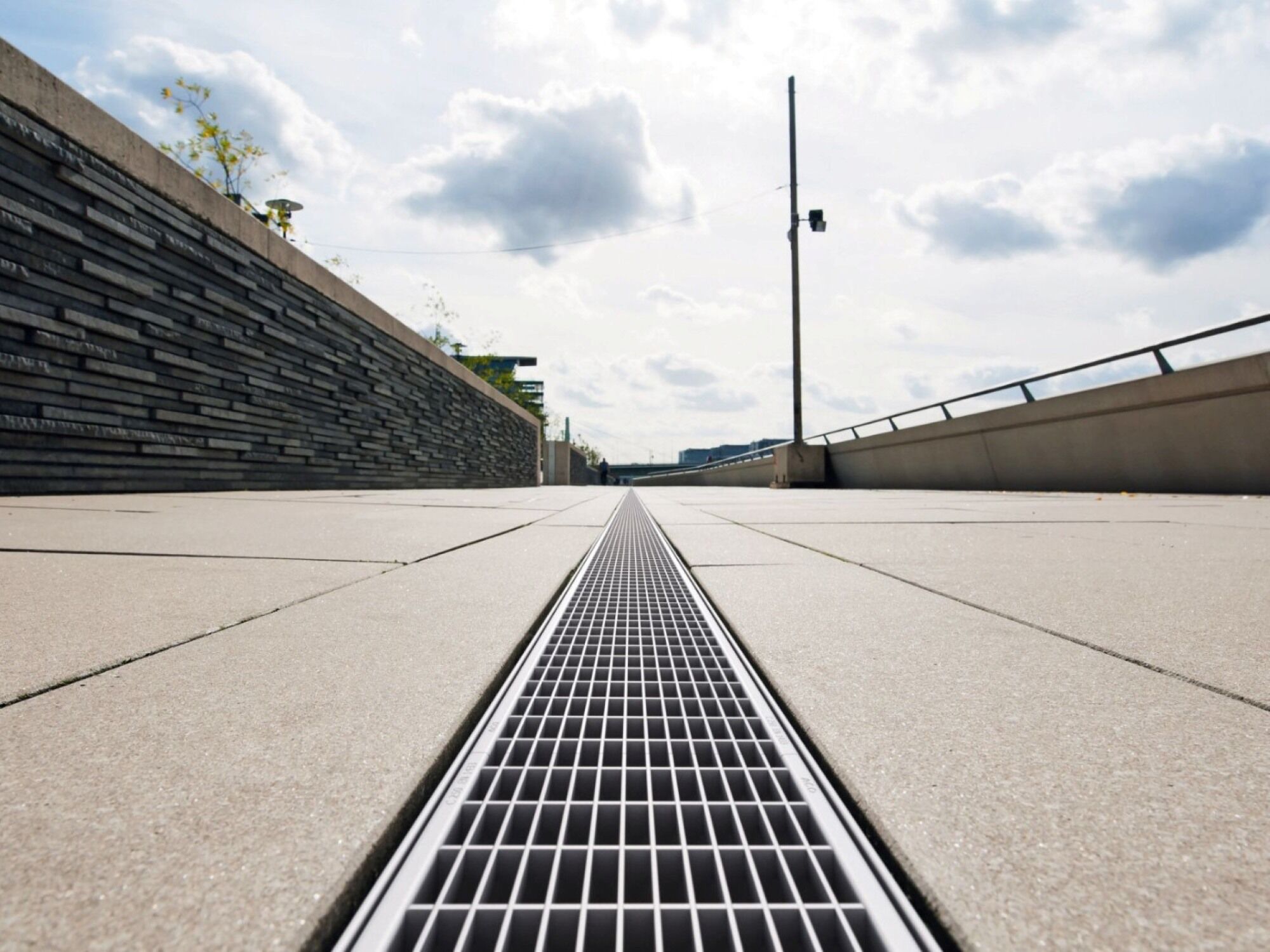 Regenwasser wird beispielsweise über Entwässerungsrinnen gesammelt und oft schon gereinigt. 
