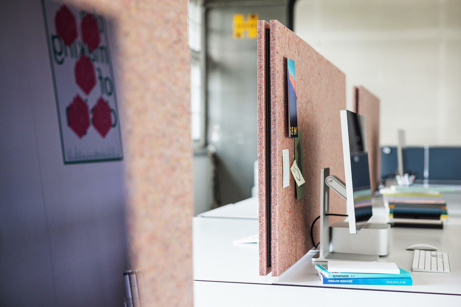 Die Absorberplatten bieten flexible Einsatzmöglichkeiten von Büro- und Homeoffice-Bereichen bis hin zu offenen Wohn- oder Großraumsituationen.