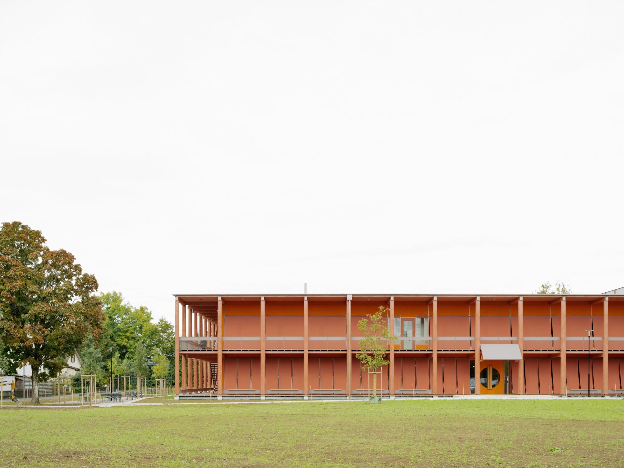 Durch die Farbgebung ist das Gesamtbild des Holzhybridbaus nach Plänen von Markus Schietsch Architekten einheitlich.