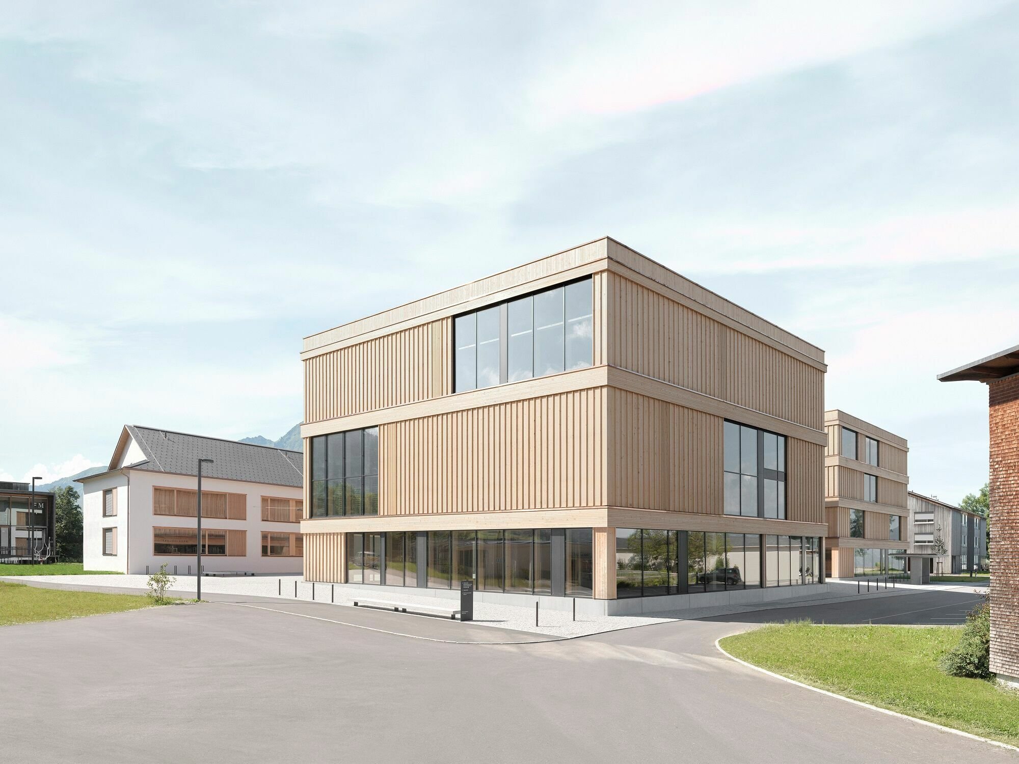 Ansicht aus nördlicher Richtung: Im Vordergrund steht das Gemeinschafts- und Sporthaus mit Aula, Mehrzweckbereichen, Turnhallen und Tiefgarage.