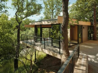 Mork-Ulnes Architects entwarfen den freistehenden Pavillon als Erweiterung eines Wohnhauses.