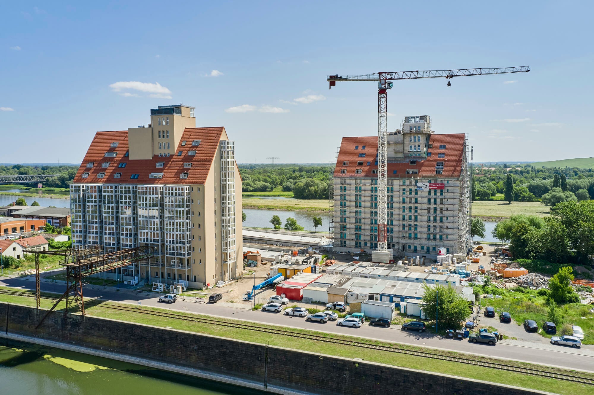 2024 war der Umbau des Speichergebäudes B abgeschlossen (im Bild vorne).