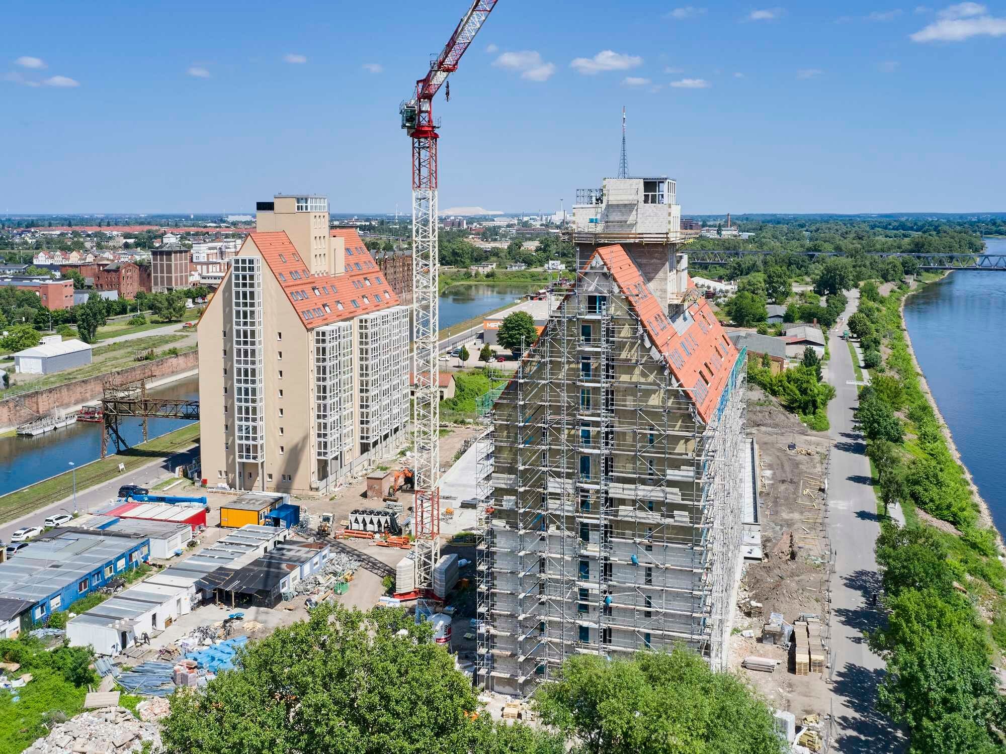 Die beiden 1939 errichteten Speichergebäude im alten Magdeburger Hafen wurden zu Wohnhochhäusern umgebaut.
