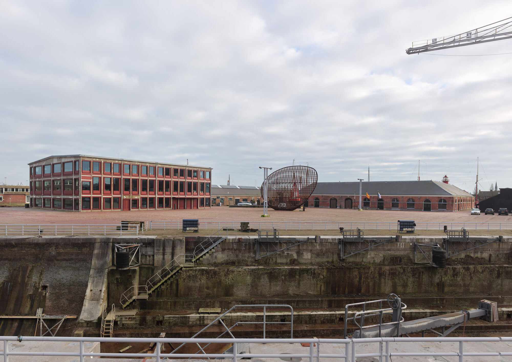 Der dreigeschossige Stahlbetonbau aus der Nachkriegszeit (Gebäude 72, links im Bild) beherbergt heute die Büros der Verwaltung, während die Hallen mit Backsteinmauern und Schieferdächern (Gebäude 66, rechts im Bild) repräsentativen öffentlichen Funktionen dienen.