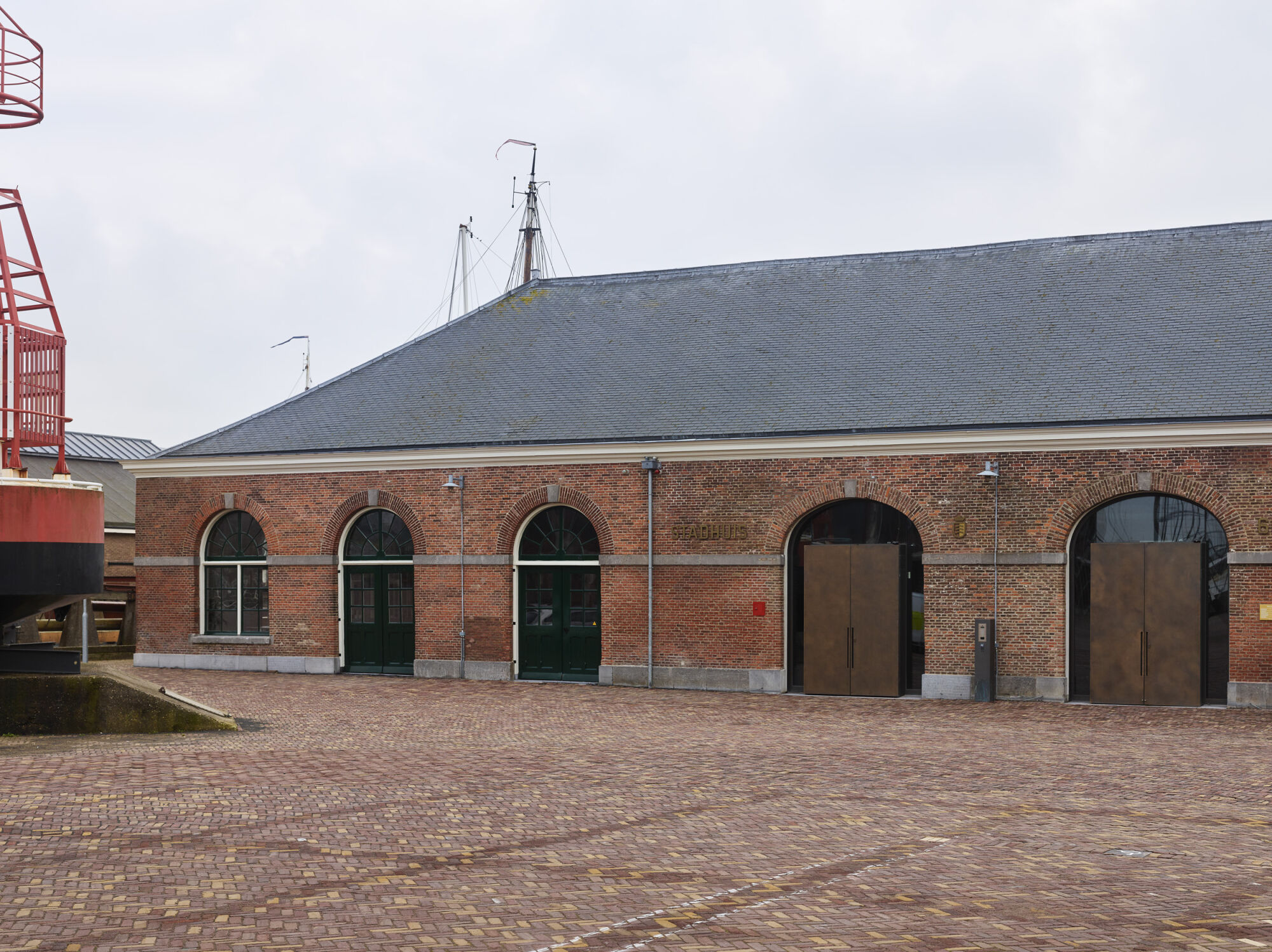 Die Umwandlung und Sanierung erfolgte durch Office Winhov aus Amsterdam gemeinsam mit Van Hoogevest Architecten aus Amersfoort.