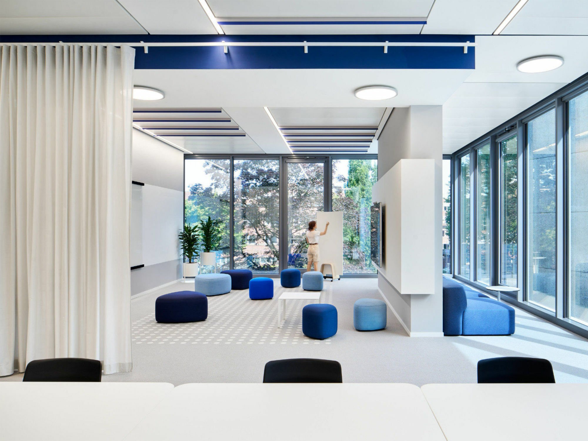 Für den Beiersdorf Campus entwarf die Ippolito Fleitz Group eine Innenarchitektur, die agiles und kollaboratives Arbeiten ermöglicht.