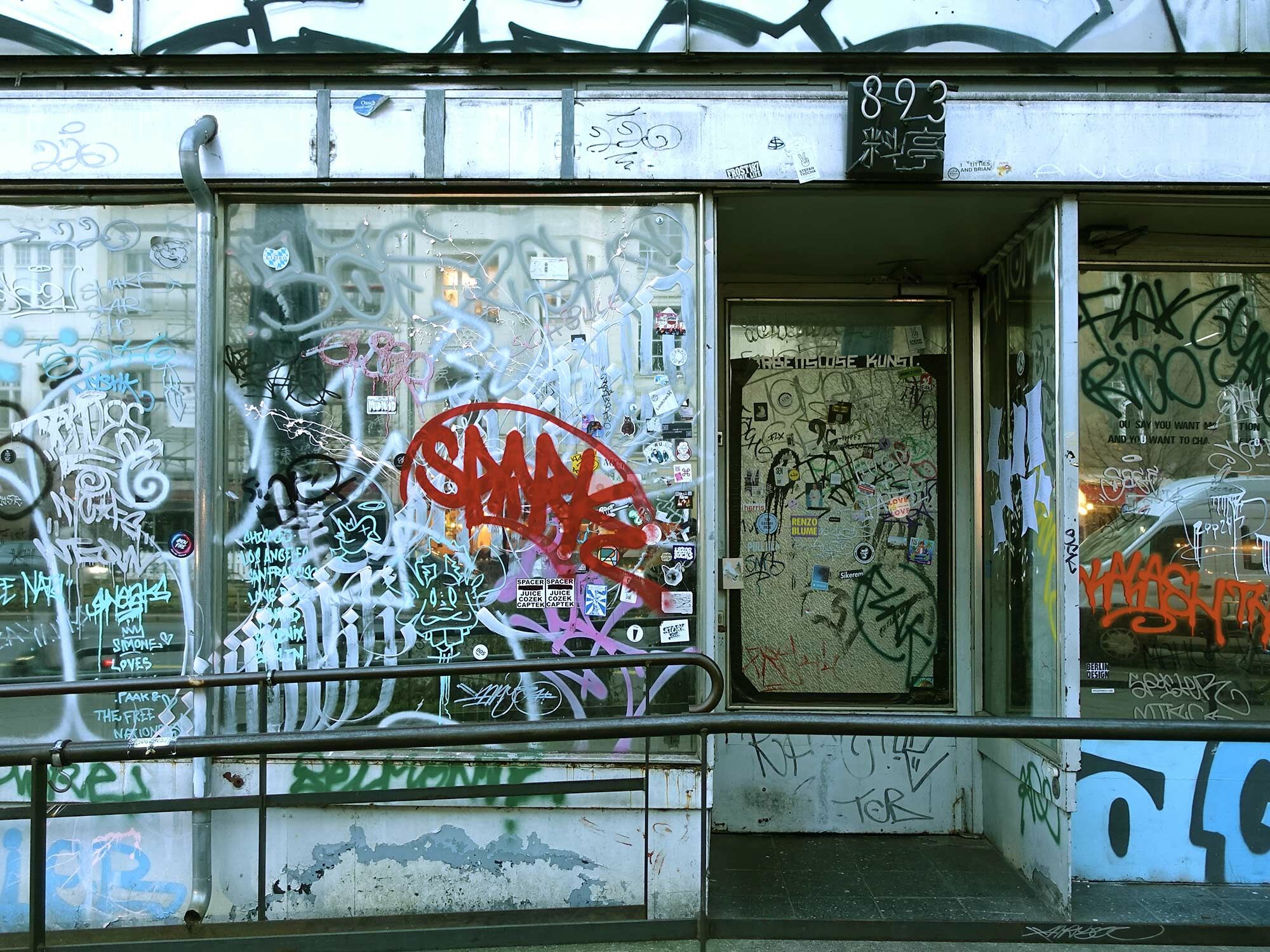 Spiegeltüren und -fenster mit Camouflage-Effekt in der Berliner Kantstraße.